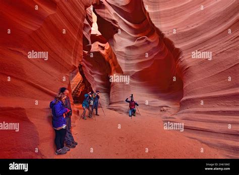 photographing  eroded navajo sandstone    antelope canyon