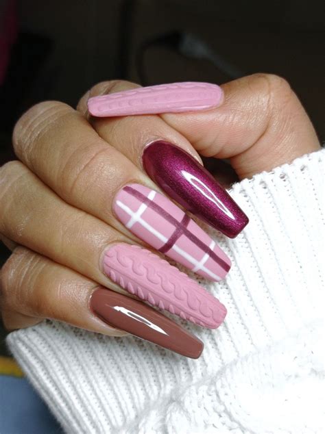 Uñas rosas | Sweater nails, Velvet nails, Plaid nails