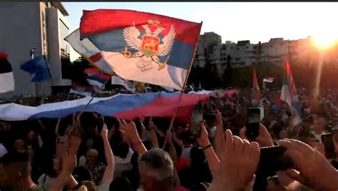 ПОДГОРИЦА ЈЕ ЦРВЕНО, ПЛАВО, БЕЛА: Велика тробојка испред храма током ...