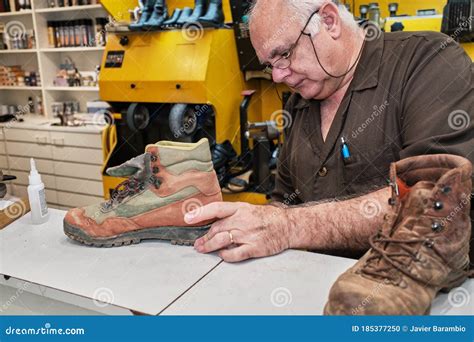 Sapateiro Criciuma - Sapateiro Trabalhando Em Sua Sapateira Foto de Stock - Imagem de ...
