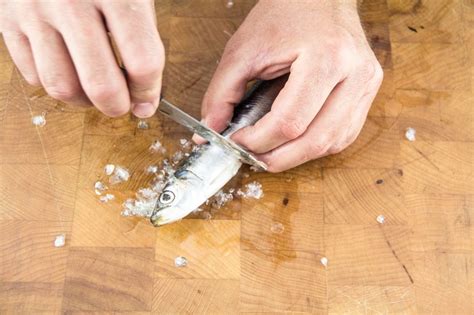 how to clean sardines