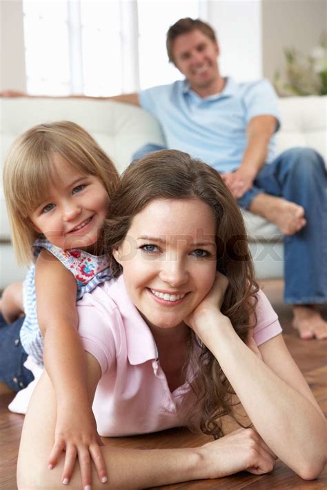 Portrait Of Happy Family zu Hause entspannen | Stock Bild | Colourbox