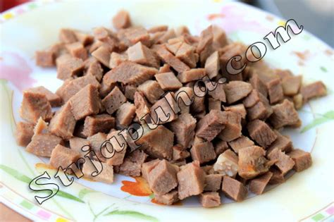 Салат из говяжьего языка с грибами и огурцом