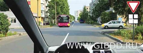Кому Вы обязаны уступить дорогу при движении в прямом направлении ...
