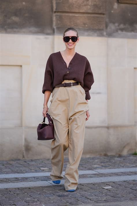 Pantalone sa visokim strukom: kako nositi i kombinovati ovaj modni trend