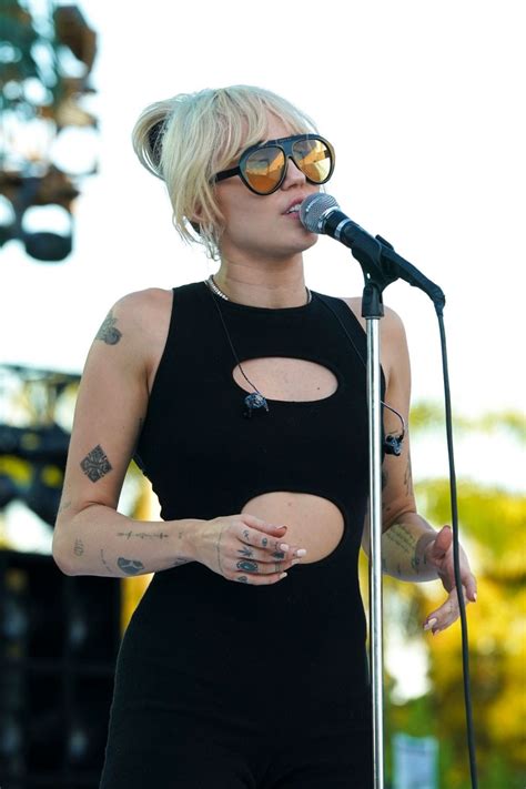 Miley Cyrus - Mileys New Years Eve Party in Miami 12/31/2021 • CelebMafia