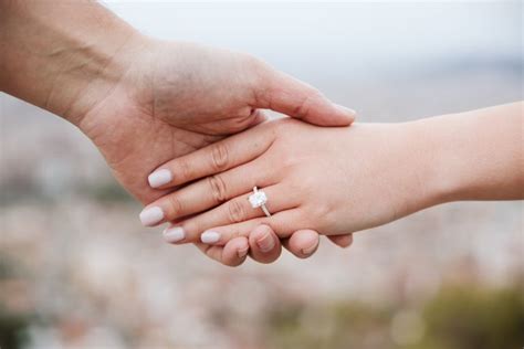 10 Must-Have Poses for your Engagement Shoot in Barcelona | Barcelona ...