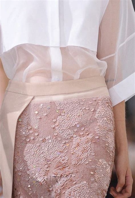 Pin de Planka en Amelia | Detalles de moda, Vestidos alta costura, Moda ...