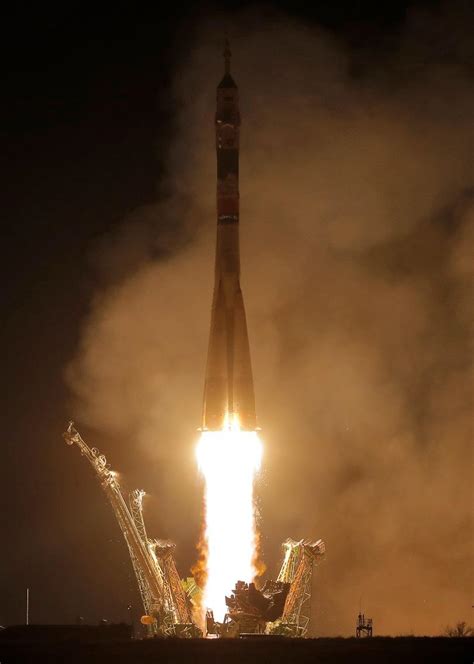 Ракета с двама руски космонавти и американски астронавт излетя за МКС ...
