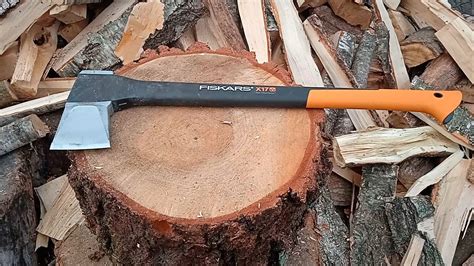 Пример работы с топором Fiskars X17. Обзор на топор-колун Fiskars - YouTube