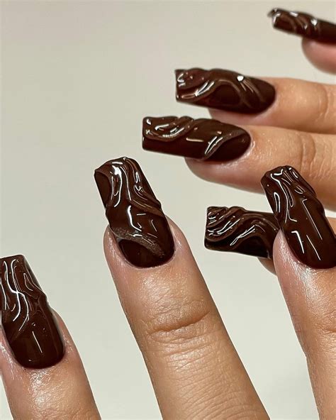 Unha Marrom Com Preto - Marrom é o novo preto: inspirações para unhas no tom do outono 2024