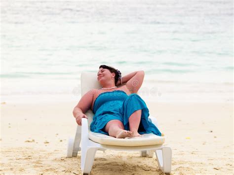 Mujer Gorda En La Playa Con Las Manos Para Arriba Foto de archivo