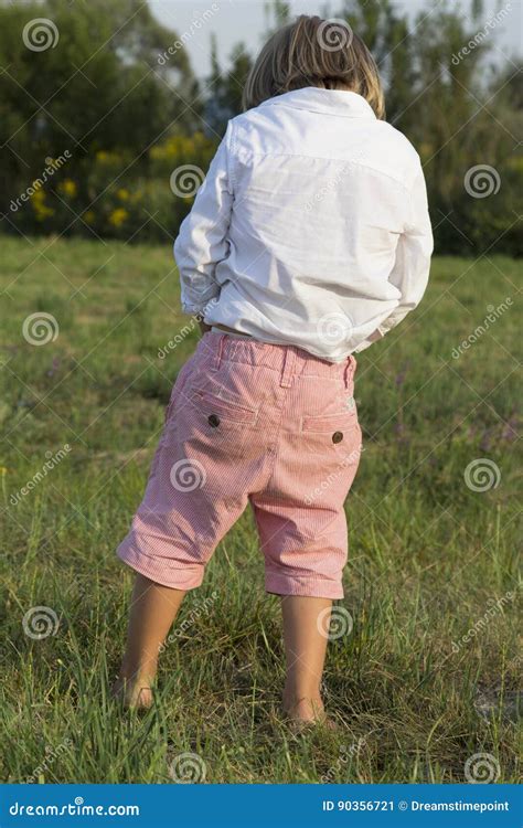 Jeune Garçon Blond Faisant Pipi Dehors Image stock - Image of blanc ...
