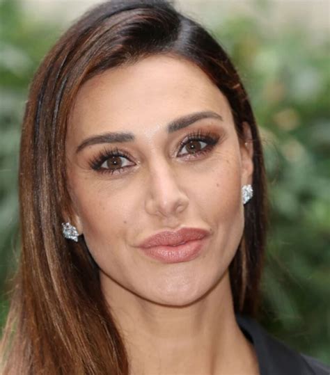Belen senza veli davanti allo specchio, il commento di Laura Chiatti
