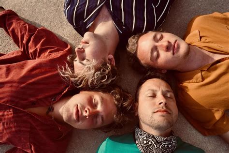 estrena su album debut  resena