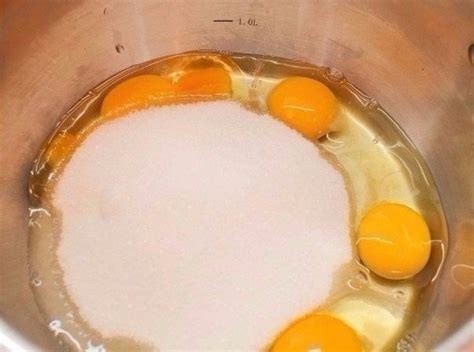 Пышная шарлотка с яблоками в мультиварке.