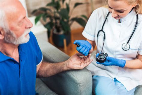 Glucometer Изображения: просматривайте стоковые фотографии, векторные ...