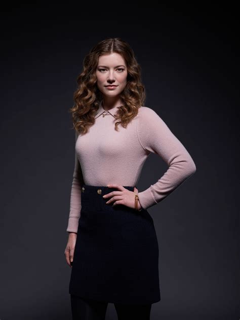 Molly Kunz: La estrella de “The Irrational” detalla exclusivas pistas