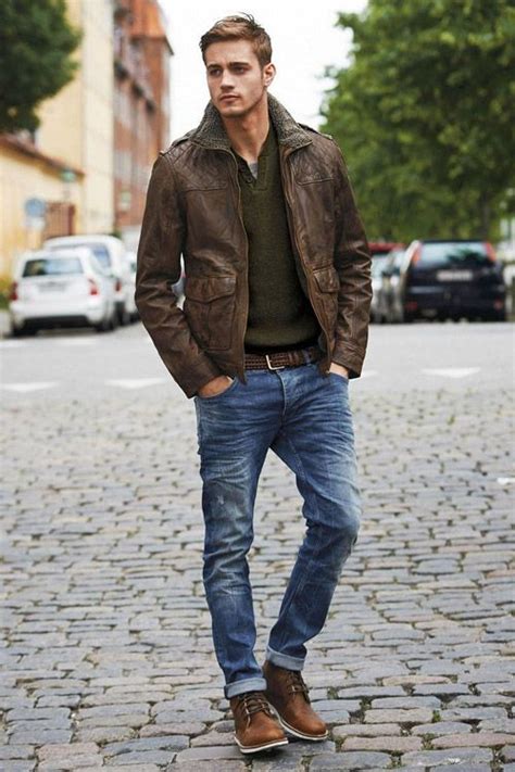 мужчина в джинсах и коричневой кожанке | Well dressed men, Mens outfits ...