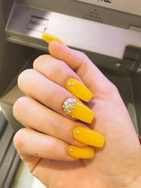 Light Yellow Nail Designs - Design Talk