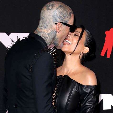 VMAs 2021: Kourtney Kardashian, Travis Barker Kiss on Red Carpet | Us