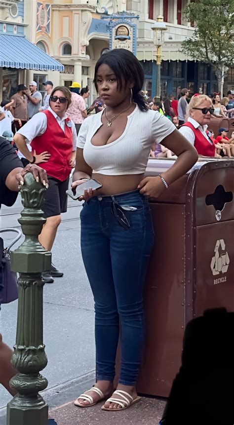THEME PARK EBONY CLEAVAGE - boobs - Forum