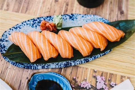 Суши с лососем – простой и вкусный рецепт, как приготовить пошагово