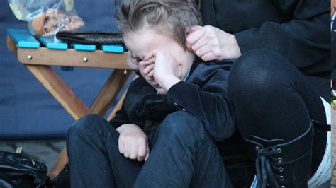 Här tvingas 7-årige Alfons se sin mamma bli misshandlad av ...