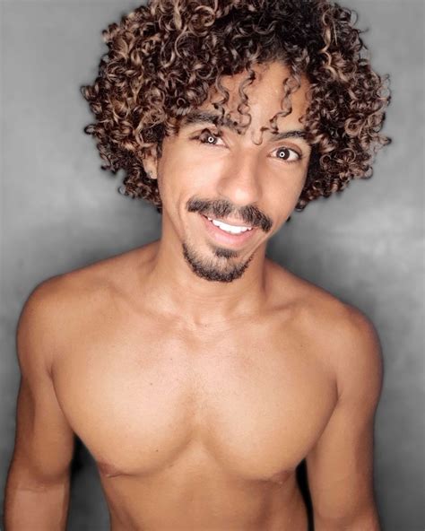 Moreno Iluminado Cacheado Masculino - Moreno Iluminado | Cabelo, Cabelo 3a, Cabelo cacheado masculino