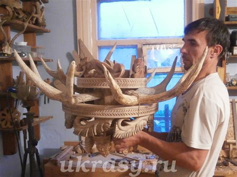 Резная деревянная люстра с рогами изюбра "Лесной хоровод".