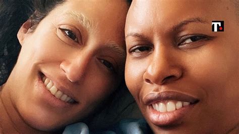 Skin mamma a 54 anni: la foto con figlia e compagna - True News.