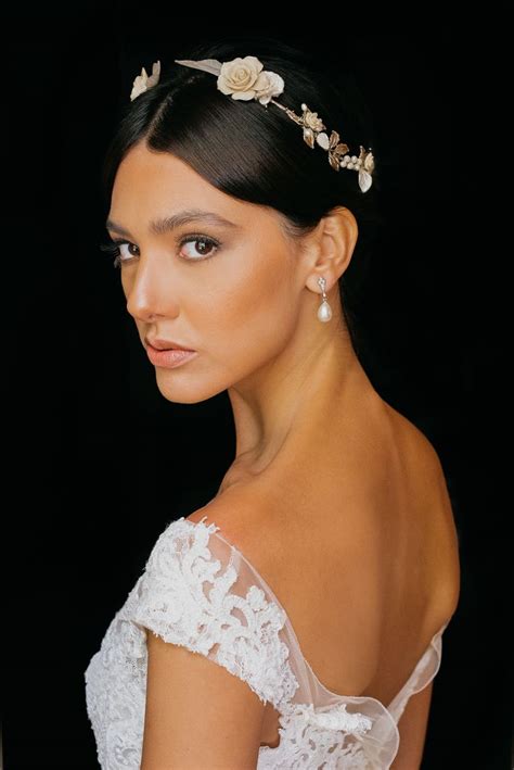 Coque Noiva Com Tiara - Coque com tiara de flores para noivas | Tiara de flores, Coque baixo, Tiara