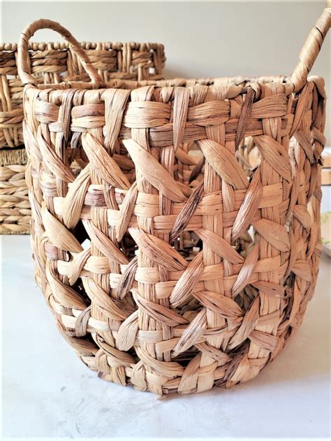 BASKET DECOR IDEAS - Cloches & Lavender