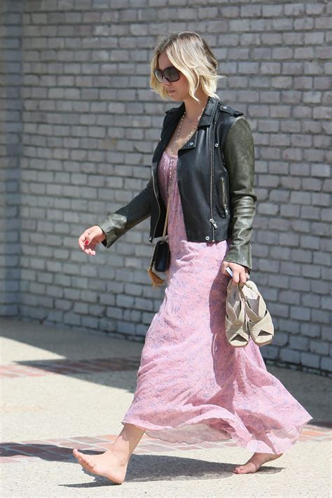 Kaley Cuoco’s Feet, Toes And Soles - HD Pictures - 1000+ pics