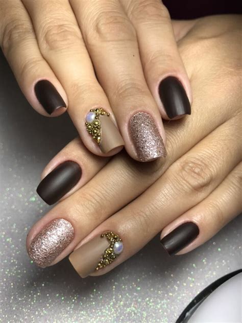 Unha Marrom Com Dourado - Unhas Decoradas Marrom 2024: 10 Ideias PERFEITAS com todos os tons!