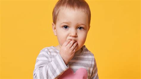 Bebe Mordendo A Lingua - Bebê com língua presa? Entenda como funciona a frenectomia | Bebe.com.br