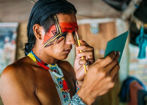 Pintura Indigena No Rosto Masculino