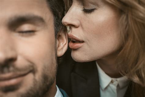 Female Flirting: 28 Signs and How to Recognize Them – List Lovers