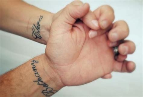 Mujer Tatuajes De Nombres En La Mano