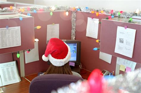 4 Creative Ideas for Christmas Cubicle Decorations | LoveToKnow