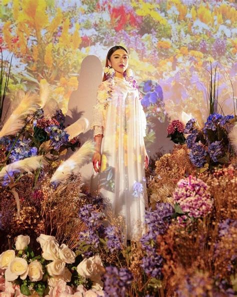 10 Pemotretan Artis Bertema Bunga-bunga yang Bikin Deg-degan