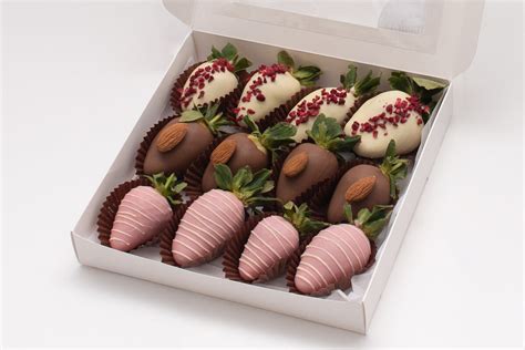 Сет клубника "Микс Миндаль" 12 шт. по цене 2250 ₽ | Мастерская "Орешка"