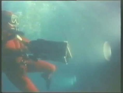 Female scuba diver gets drowned by diver [quality upgrade] - Frogwoman