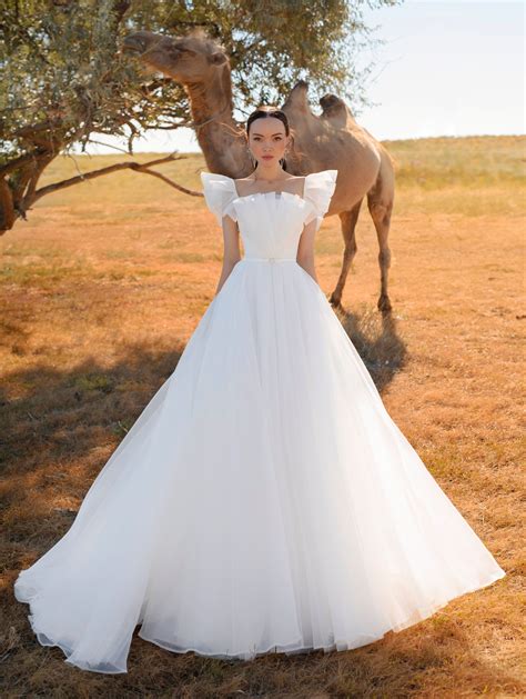 Minimalist A-Line Wedding Gown – HAREM's Brides