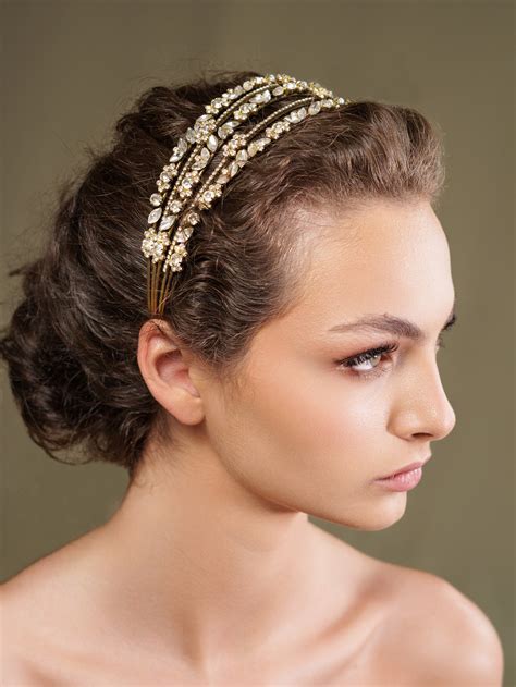 Delicate Floral Bridal Headpiece for a Romantic Wedding - Galogrea