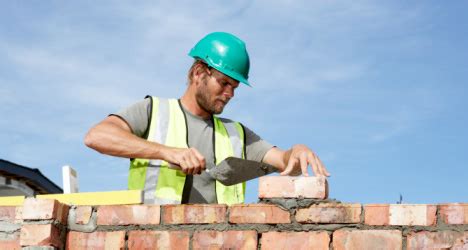 albañil: builder; construction worker, bricklayer ...