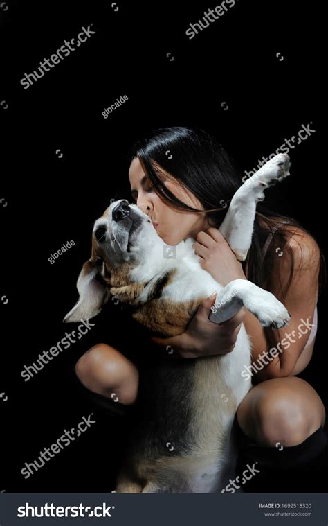 Sexy Girl Kisses Her Beagle Dog库存照片1692518320 | Shutterstock
