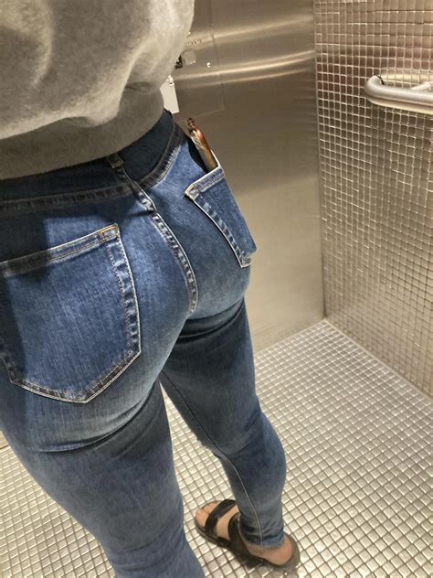 You can touch my butt in the elevator 👅 | Scrolller