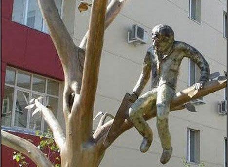 «Не пили сук, на котором сидишь», Амстердам Unusual Art, Sculpture Art ...