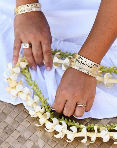 Hawaiian Heirloom Jewelry Designs Yellow Gold Carved Hibiscus Flowers